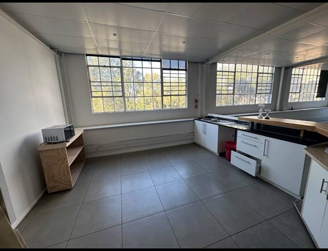 250M² OFFICE TO LET IN WOODSTOCK